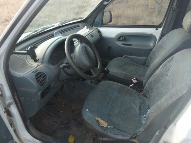 Белый Рено Кенгу, объемом двигателя 0 л и пробегом 328 тыс. км за 2000 $, фото 5 на Automoto.ua