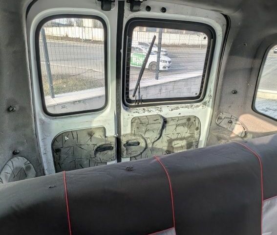 Белый Рено Кенгу, объемом двигателя 1.9 л и пробегом 290 тыс. км за 1499 $, фото 12 на Automoto.ua