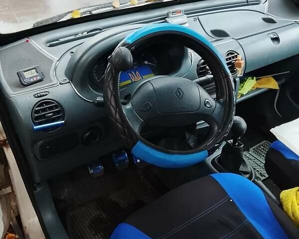 Белый Рено Кенгу, объемом двигателя 1.15 л и пробегом 150 тыс. км за 2200 $, фото 1 на Automoto.ua