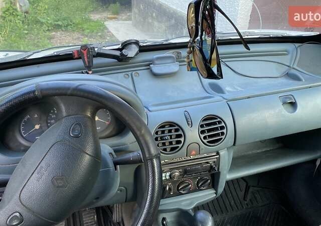 Белый Рено Кенгу, объемом двигателя 1.87 л и пробегом 300 тыс. км за 2250 $, фото 9 на Automoto.ua