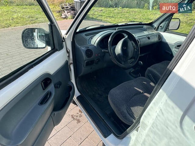 Белый Рено Кенгу, объемом двигателя 1.9 л и пробегом 279 тыс. км за 1749 $, фото 4 на Automoto.ua