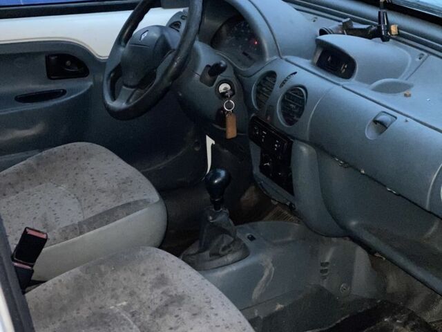 Белый Рено Кенгу, объемом двигателя 1.9 л и пробегом 250 тыс. км за 1000 $, фото 4 на Automoto.ua