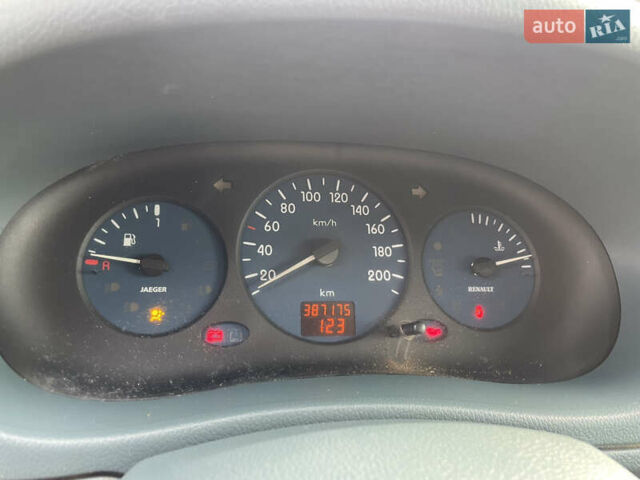Білий Рено Кєнгу, об'ємом двигуна 1.4 л та пробігом 300 тис. км за 2850 $, фото 26 на Automoto.ua