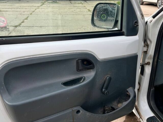 Белый Рено Кенгу, объемом двигателя 1.9 л и пробегом 306 тыс. км за 2000 $, фото 3 на Automoto.ua