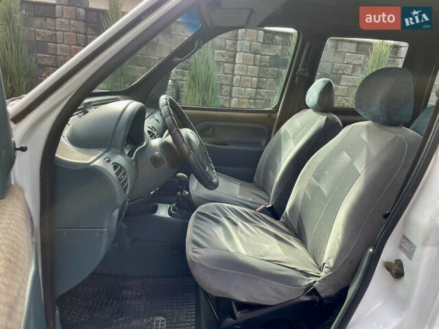 Білий Рено Кєнгу, об'ємом двигуна 1.4 л та пробігом 300 тис. км за 2850 $, фото 13 на Automoto.ua