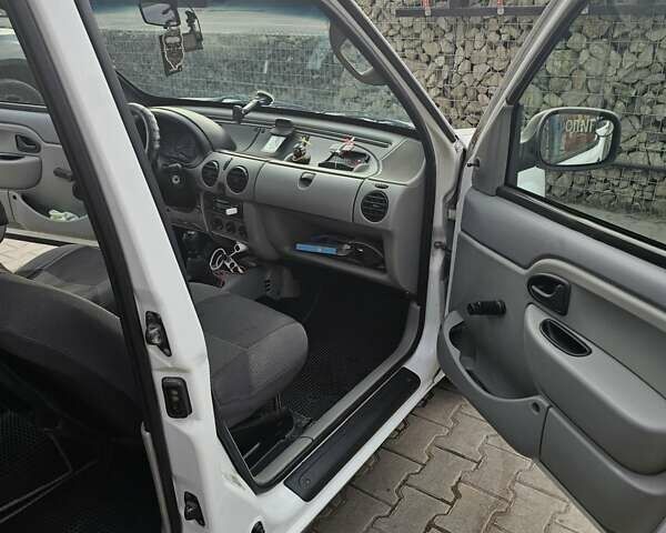 Белый Рено Кенгу, объемом двигателя 1.4 л и пробегом 294 тыс. км за 3900 $, фото 8 на Automoto.ua