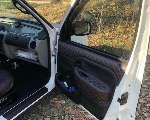 Белый Рено Кенгу, объемом двигателя 1.1 л и пробегом 382 тыс. км за 3600 $, фото 5 на Automoto.ua