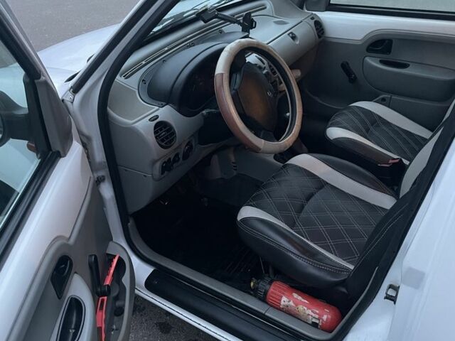 Белый Рено Кенгу, объемом двигателя 1.1 л и пробегом 170 тыс. км за 3300 $, фото 6 на Automoto.ua