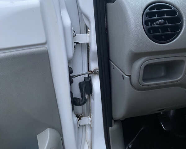 Белый Рено Кенгу, объемом двигателя 1.5 л и пробегом 329 тыс. км за 3700 $, фото 21 на Automoto.ua