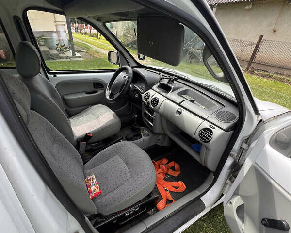 Белый Рено Кенгу, объемом двигателя 1.46 л и пробегом 395 тыс. км за 2500 $, фото 4 на Automoto.ua