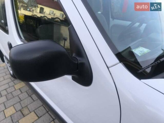Белый Рено Кенгу, объемом двигателя 1.9 л и пробегом 329 тыс. км за 3800 $, фото 10 на Automoto.ua