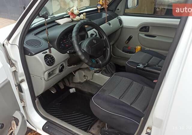 Рено Кенгу 2004 в Шостке на Automoto.ua Белый Рено Кенгу, объемом двигателя 1.2 л и пробегом 238 тыс. км за 3700 $, фото 3 на Automoto.ua