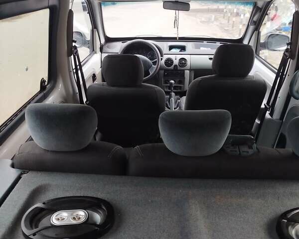 Белый Рено Кенгу, объемом двигателя 1.5 л и пробегом 392 тыс. км за 2900 $, фото 4 на Automoto.ua