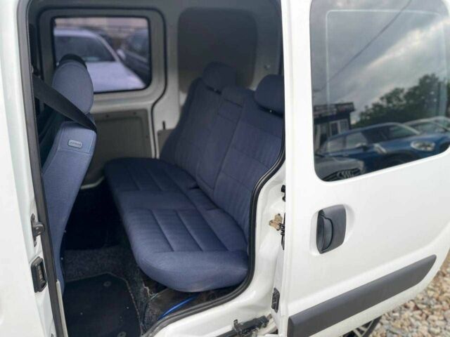 Белый Рено Кенгу, объемом двигателя 1.6 л и пробегом 230 тыс. км за 4999 $, фото 13 на Automoto.ua