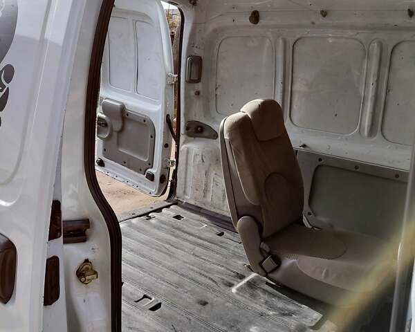 Белый Рено Кенгу, объемом двигателя 1.4 л и пробегом 387 тыс. км за 2900 $, фото 3 на Automoto.ua