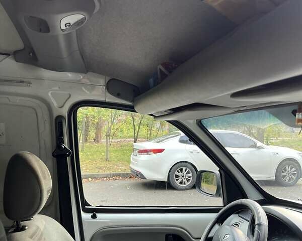 Белый Рено Кенгу, объемом двигателя 1.5 л и пробегом 220 тыс. км за 2300 $, фото 10 на Automoto.ua