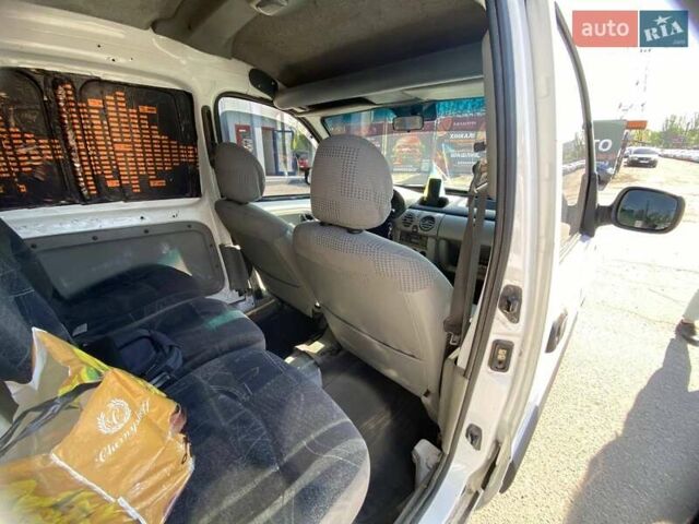 Белый Рено Кенгу, объемом двигателя 1.46 л и пробегом 417 тыс. км за 3500 $, фото 19 на Automoto.ua