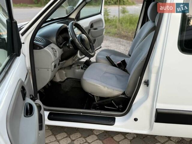 Белый Рено Кенгу, объемом двигателя 1.4 л и пробегом 264 тыс. км за 2999 $, фото 41 на Automoto.ua