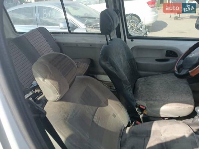 Белый Рено Кенгу, объемом двигателя 1.39 л и пробегом 300 тыс. км за 1100 $, фото 5 на Automoto.ua