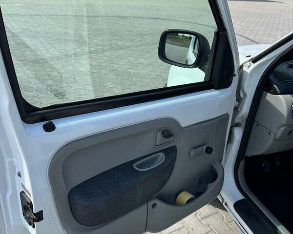 Белый Рено Кенгу, объемом двигателя 1.46 л и пробегом 389 тыс. км за 2600 $, фото 6 на Automoto.ua