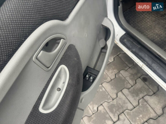 Белый Рено Кенгу, объемом двигателя 1.46 л и пробегом 330 тыс. км за 2300 $, фото 13 на Automoto.ua