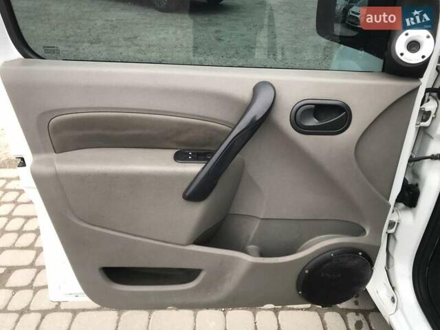 Белый Рено Кенгу, объемом двигателя 1.5 л и пробегом 441 тыс. км за 5990 $, фото 14 на Automoto.ua