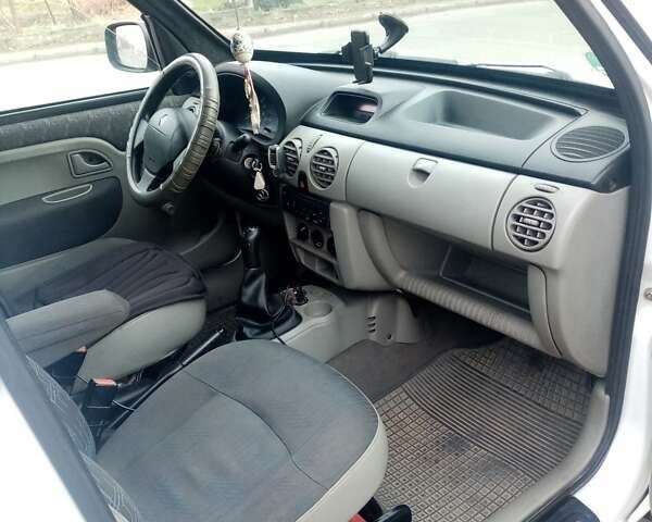 Белый Рено Кенгу, объемом двигателя 1.5 л и пробегом 201 тыс. км за 4600 $, фото 4 на Automoto.ua