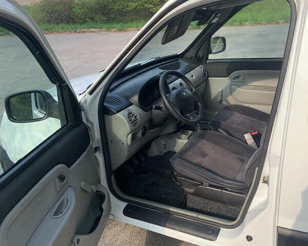 Белый Рено Кенгу, объемом двигателя 1.46 л и пробегом 270 тыс. км за 3550 $, фото 1 на Automoto.ua