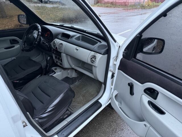 Рено Кенгу 2008 в Ахтырке на Automoto.ua Белый Рено Кенгу, объемом двигателя 1.5 л и пробегом 215 тыс. км за 3750 $, фото 9 на Automoto.ua