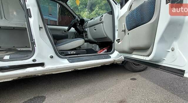 Белый Рено Кенгу, объемом двигателя 1.46 л и пробегом 225 тыс. км за 4700 $, фото 3 на Automoto.ua
