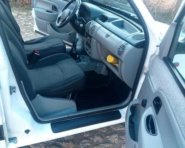 Рено Кенгу 2008 в Каменке на Automoto.ua Белый Рено Кенгу, объемом двигателя 1.5 л и пробегом 300 тыс. км за 4200 $, фото 2 на Automoto.ua