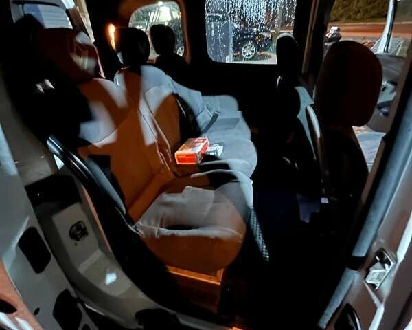 Белый Рено Кенгу, объемом двигателя 1.5 л и пробегом 363 тыс. км за 4200 $, фото 10 на Automoto.ua