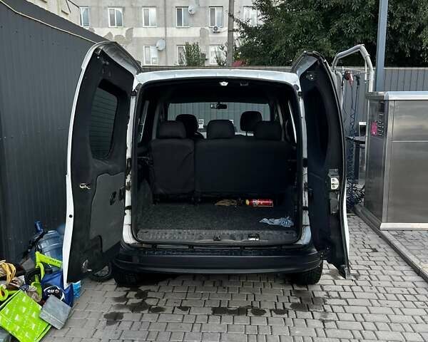 Белый Рено Кенгу, объемом двигателя 1.5 л и пробегом 249 тыс. км за 5500 $, фото 13 на Automoto.ua