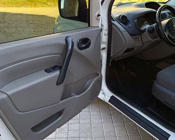 Белый Рено Кенгу, объемом двигателя 1.5 л и пробегом 227 тыс. км за 5800 $, фото 2 на Automoto.ua