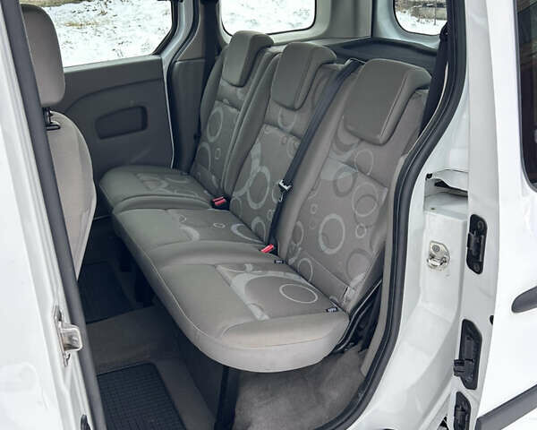 Белый Рено Кенгу, объемом двигателя 1.6 л и пробегом 273 тыс. км за 6700 $, фото 6 на Automoto.ua