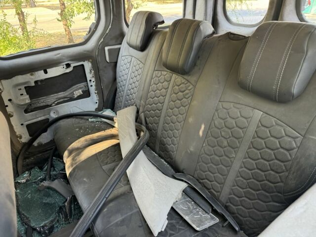 Білий Рено Кєнгу, об'ємом двигуна 1.5 л та пробігом 155 тис. км за 1899 $, фото 4 на Automoto.ua