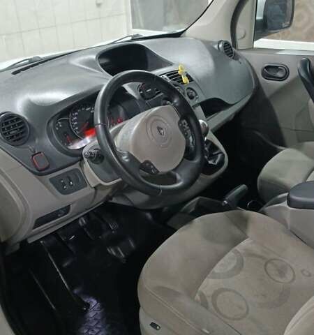 Белый Рено Кенгу, объемом двигателя 1.46 л и пробегом 320 тыс. км за 6200 $, фото 2 на Automoto.ua