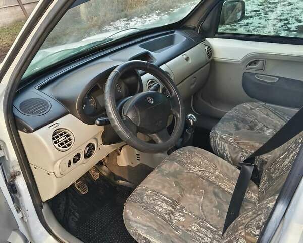 Белый Рено Кенгу, объемом двигателя 1.5 л и пробегом 380 тыс. км за 4000 $, фото 4 на Automoto.ua