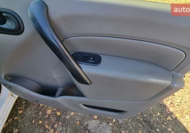 Белый Рено Кенгу, объемом двигателя 1.5 л и пробегом 281 тыс. км за 6300 $, фото 19 на Automoto.ua