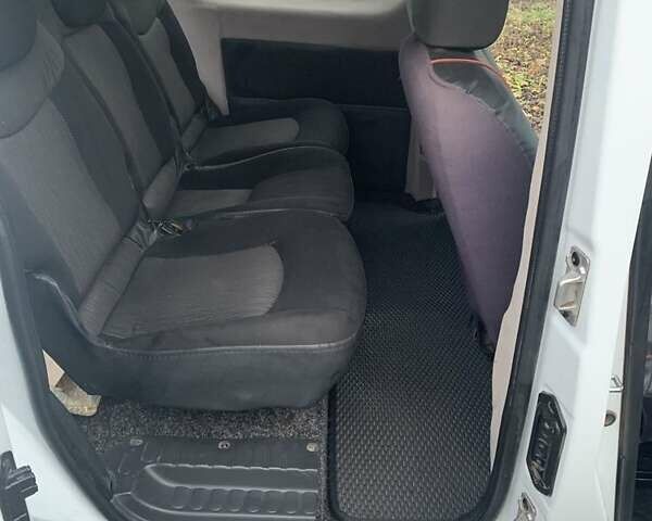 Белый Рено Кенгу, объемом двигателя 1.5 л и пробегом 270 тыс. км за 4900 $, фото 5 на Automoto.ua