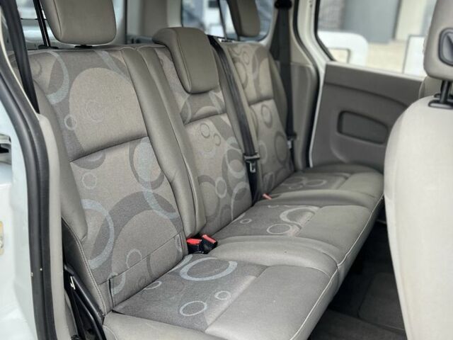 Белый Рено Кенгу, объемом двигателя 1.6 л и пробегом 185 тыс. км за 5500 $, фото 9 на Automoto.ua