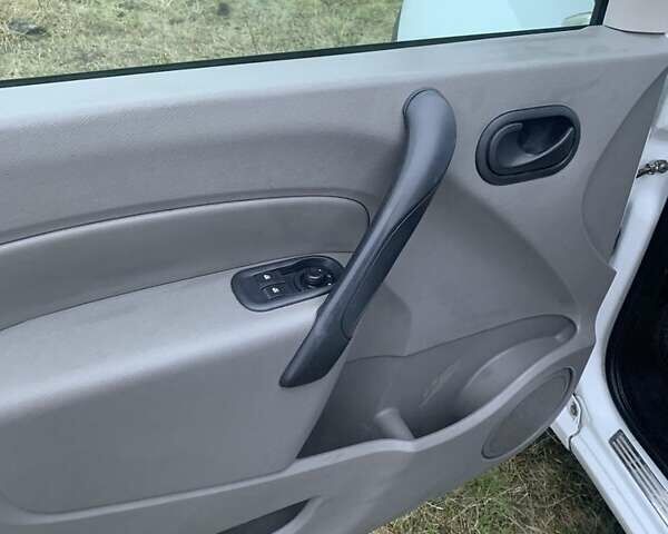 Белый Рено Кенгу, объемом двигателя 1.5 л и пробегом 270 тыс. км за 4900 $, фото 3 на Automoto.ua