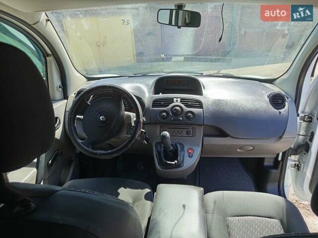 Белый Рено Кенгу, объемом двигателя 1.5 л и пробегом 237 тыс. км за 6100 $, фото 11 на Automoto.ua