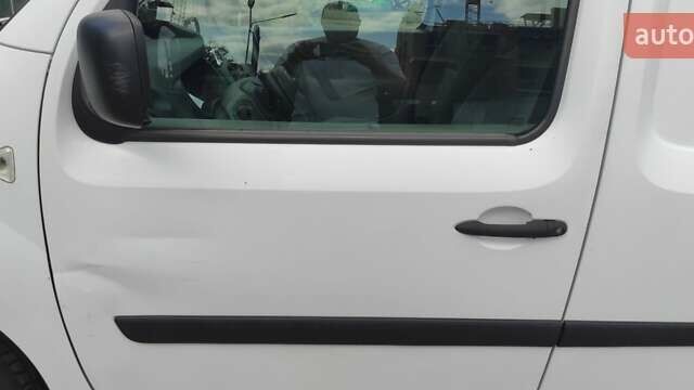 Белый Рено Кенгу, объемом двигателя 1.5 л и пробегом 415 тыс. км за 4600 $, фото 21 на Automoto.ua