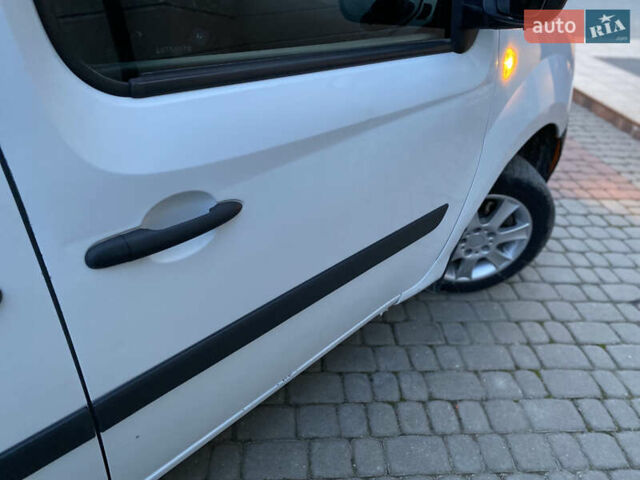 Белый Рено Кенгу, объемом двигателя 1.5 л и пробегом 270 тыс. км за 4599 $, фото 59 на Automoto.ua