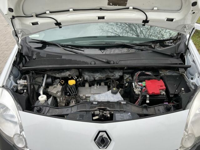 Белый Рено Кенгу, объемом двигателя 1.6 л и пробегом 185 тыс. км за 5500 $, фото 10 на Automoto.ua