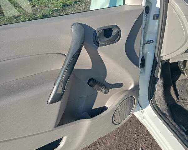 Белый Рено Кенгу, объемом двигателя 1.5 л и пробегом 260 тыс. км за 6200 $, фото 10 на Automoto.ua