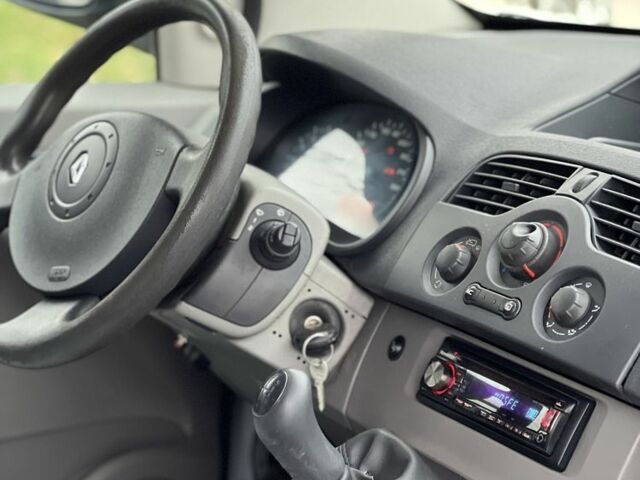 Белый Рено Кенгу, объемом двигателя 1.6 л и пробегом 185 тыс. км за 5500 $, фото 8 на Automoto.ua