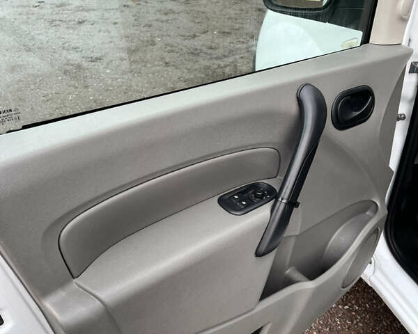 Белый Рено Кенгу, объемом двигателя 1.46 л и пробегом 398 тыс. км за 5600 $, фото 11 на Automoto.ua