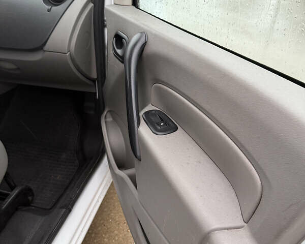 Белый Рено Кенгу, объемом двигателя 1.5 л и пробегом 170 тыс. км за 6700 $, фото 12 на Automoto.ua